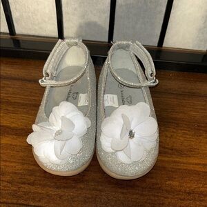 🦋Wonder Nation Sparkly Silver Dress Shoes with White Flower 5/25$